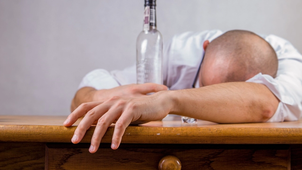 hombre, alcohol, resaca, Pixabay